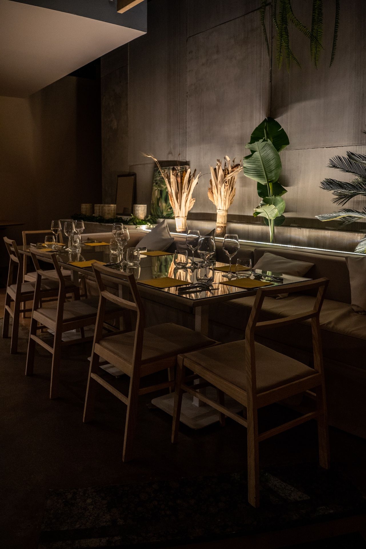 Décoration de restaurant avec des matériaux naturels