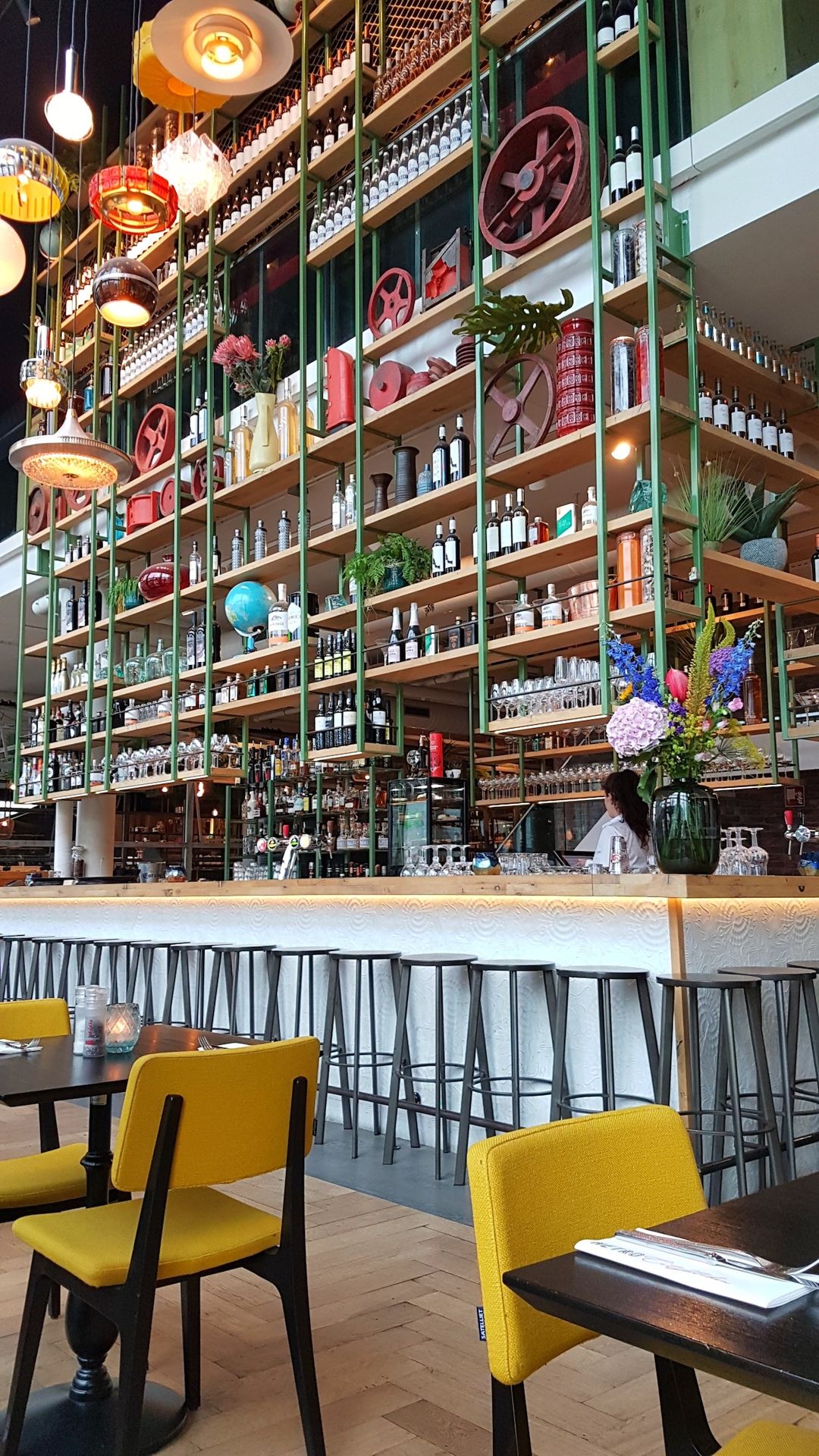 idee-deco-restaurant-design Inspiration déco pour un restaurant design avec des sièges jaunes