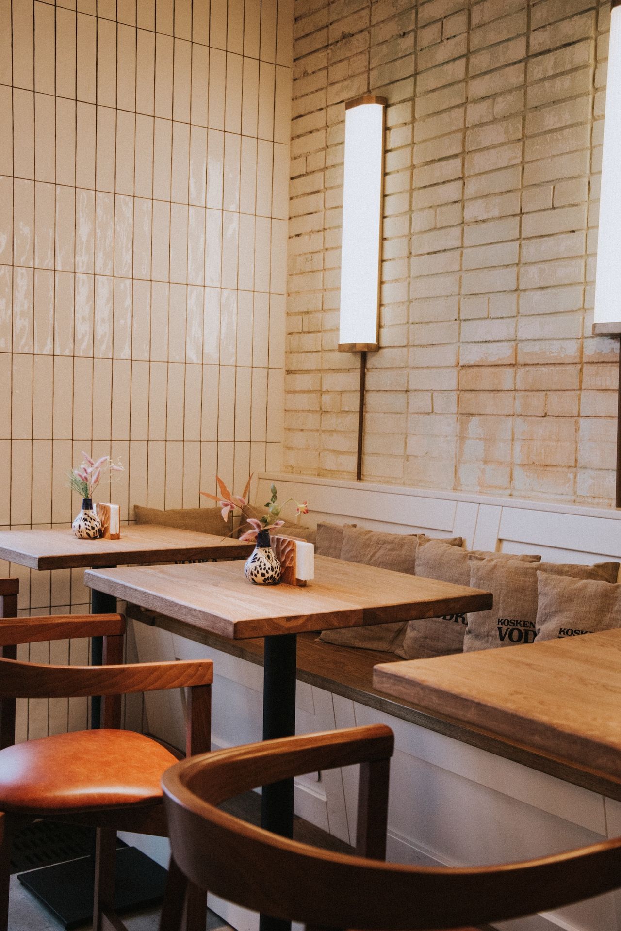 idee-deco-resto-tendance-2023-beige Restaurant chaleureux avec banquette en guise d'assise