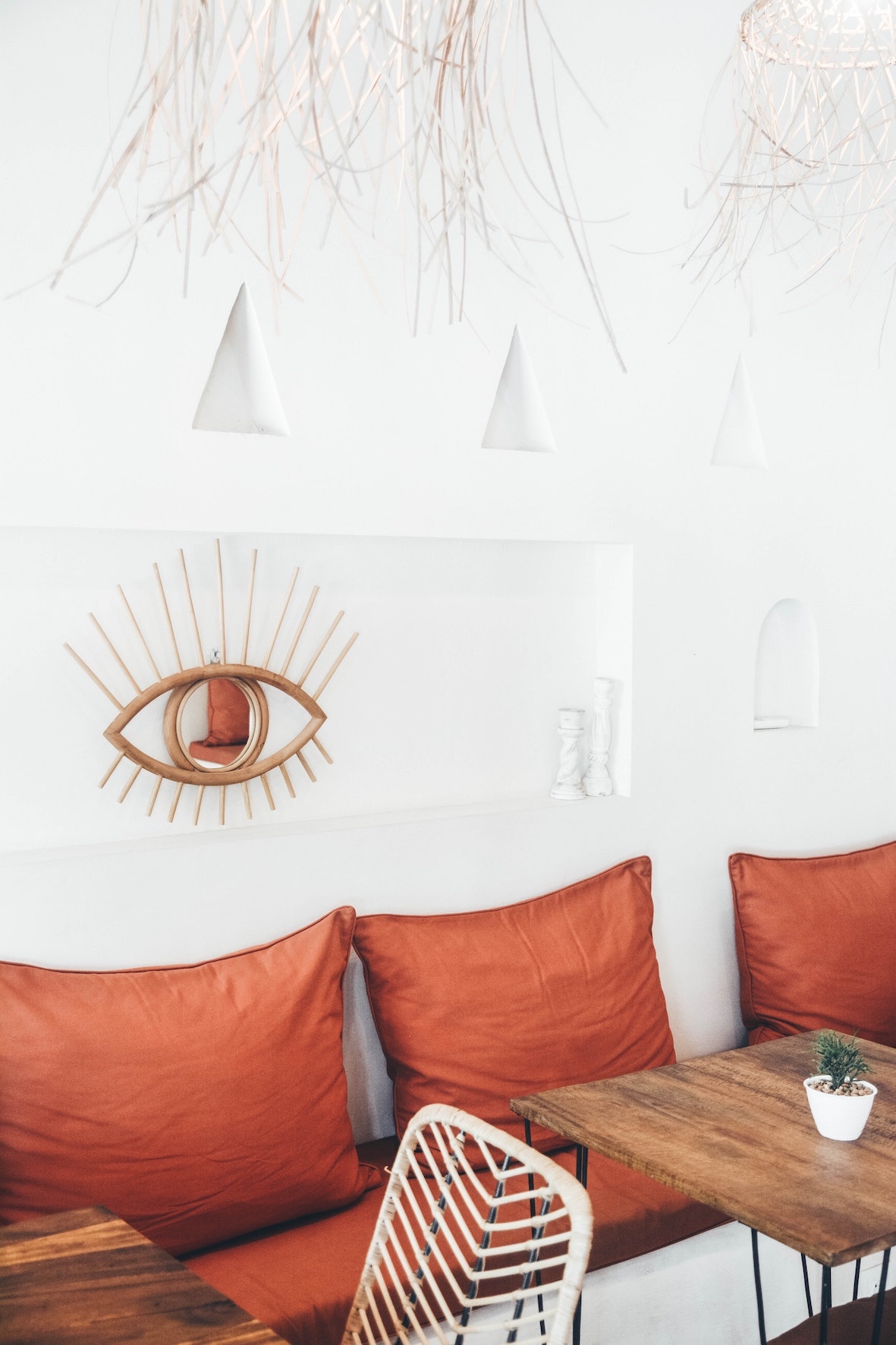 restaurant-banquette-terracota-tendance-deco Restaurant avec une banquette couleur terra cota pour nous rappeler la Méditérranée