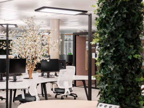 Cerisier semi-naturel intégré à une table de travail dans un open space du Luxembourg