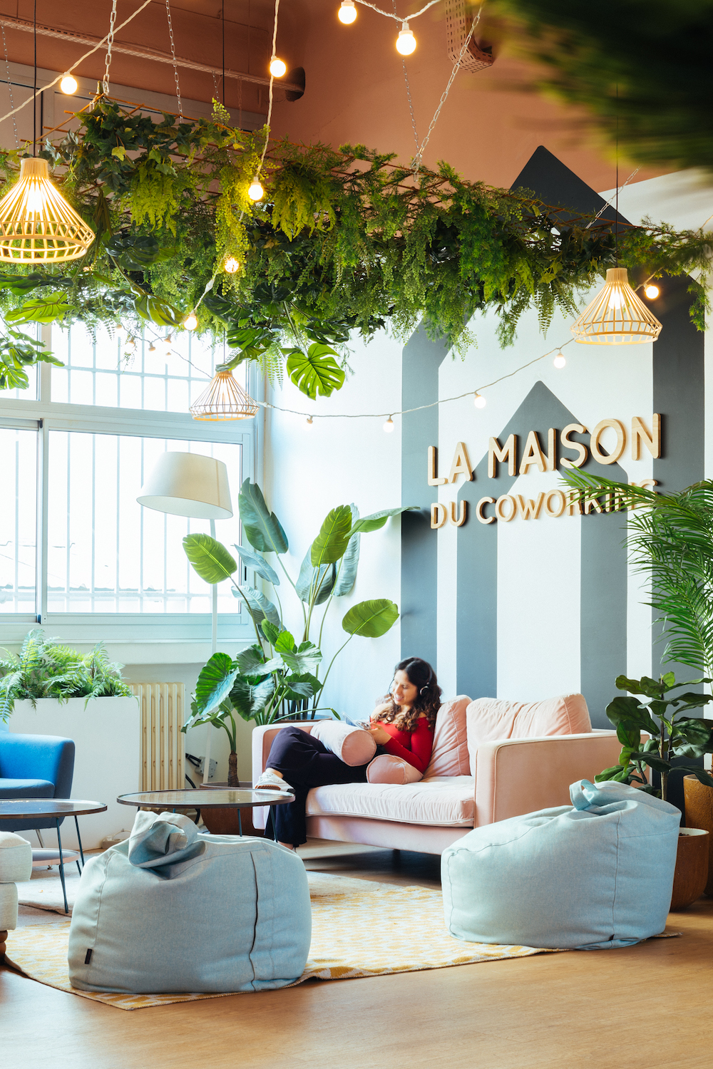 Pergola-vegetale-au-dessus-d-un-espace-detente-dans-un-co-working