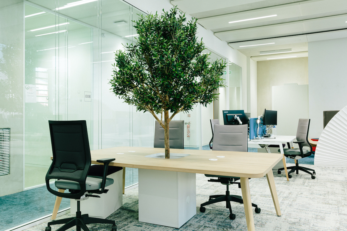 arbre-encastrable-mobilier-bureau-professionnel Intégrer des arbres artificiels dans vos projets d'aménagement